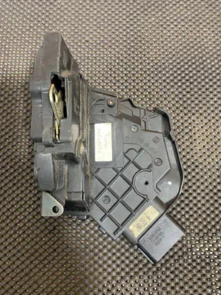  Замок двери задней правой Mazda 3 BK Арт 1795ZD, вид 1