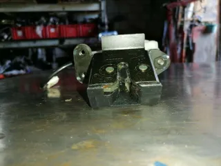  Замок крышки багажника Mazda 3 BK Арт 84212995, вид 4