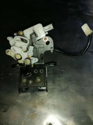  Замок крышки багажника Mazda 3 BK Арт 84212995, вид 1