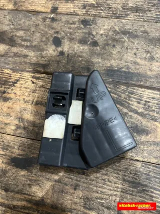 6773205010 Кронштейн крепления дверной карты Toyota Avensis 2 Арт 87495246, вид 1