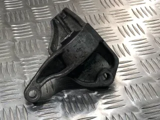 8P8F39010020 Кронштейн КПП Mazda 3 BK 1.3л i Арт B13211355312, вид 3