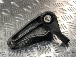 8P8F39010020 Кронштейн КПП Mazda 3 BK 1.3л i Арт B13211355312, вид 2