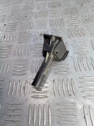 3C9810899 Крепление лючка топливного бака Volkswagen Passat B6 2.0л ( ) Арт 88539228, вид 2