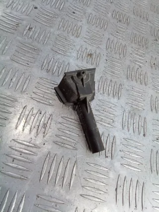 3C9810899 Крепление лючка топливного бака Volkswagen Passat B6 2.0л ( ) Арт 88539228, вид 1