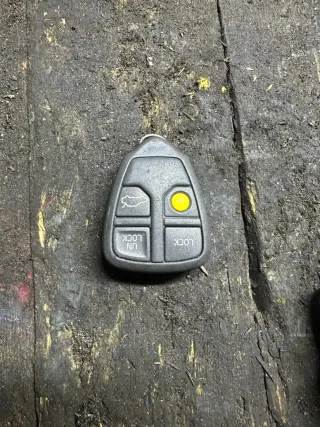 9459372 Брелок (пульт дистанционного управления) Volvo V40 1 Арт 93223286, вид 1