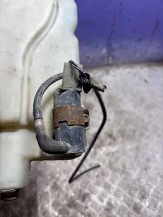  Насос (моторчик) омывателя стекла Mazda 121 2 Арт 93621440