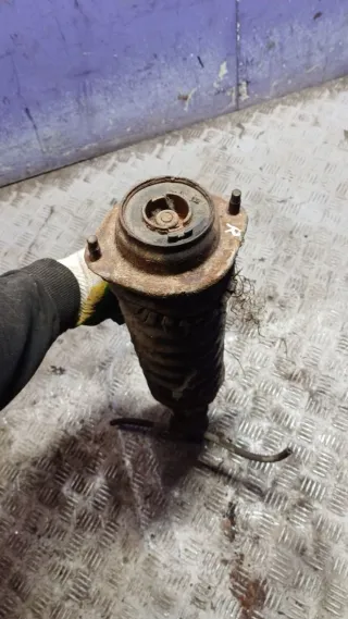  Стойка амортизатора переднего правого Mazda 121 2 Арт 93622133, вид 1