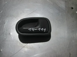  Ручка внутренняя передняя правая Mazda 323 BA Арт 14-111, вид 1