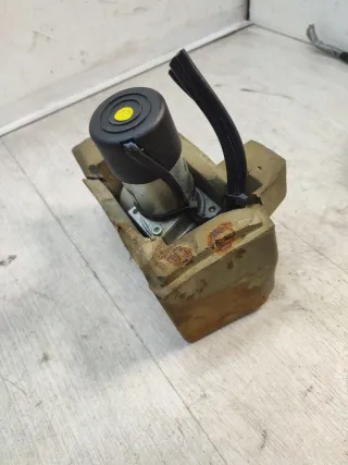 2208000048 Моторчик (насос) подъема крышки багажника (3-5 двери) Mercedes S W220 Арт 101197644, вид 1