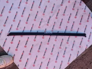  Молдинг стекла двери передней правой внутренний Skoda Superb 3 Арт 101228272, вид 1