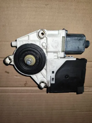 5M1837402,1K0959792C,0130822229,1K0959702E Моторчик стеклоподъемника передний правый Skoda Octavia A5 Арт 45503342, вид 2