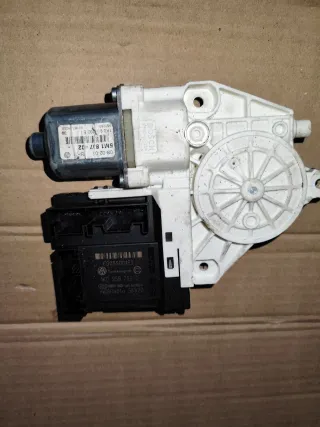 5M1837402,1K0959792C,0130822229,1K0959702E Моторчик стеклоподъемника передний правый Skoda Octavia A5 Арт 45503342, вид 1