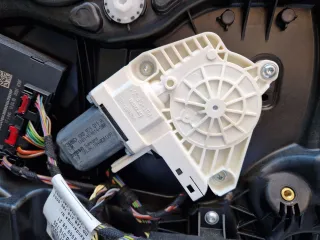 8K0959811A Моторчик стеклоподъемника задний правый Porsche Cayenne 958 Арт 111561845, вид 1
