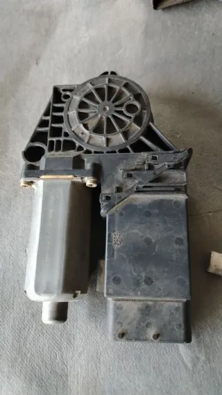  Моторчик стеклоподъемника передний левый Volkswagen Passat B5 Арт C11467377, вид 2