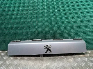 9844269380, 9837179280, 9828080180 Накладка подсветки номера Peugeot 2008 Арт G24674_1, вид 1