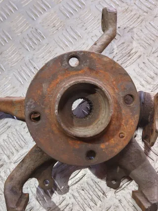  Кулак поворотный передний правый Volkswagen Jetta 2 Арт 118564390, вид 1